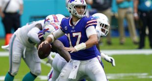 El mariscal de campo de los Buffalo Bills, Josh Allen, espera un juego con Patrick Mahome
